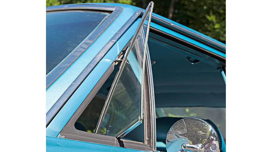 Ein geöffnetes Dreiecksfenster der Chevrolet Chevelle. Ansicht von außen.