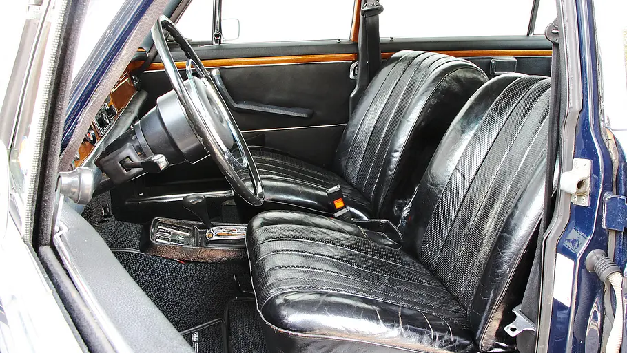 Vorderisitze im Mercedes 300 SEL 3.5.
