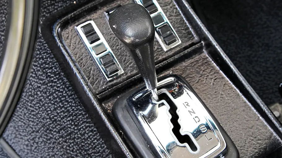 Detailansicht des Automatik-Wahlhebels und weiterer Schalter im Mercedes 300 SEL 3.5.
