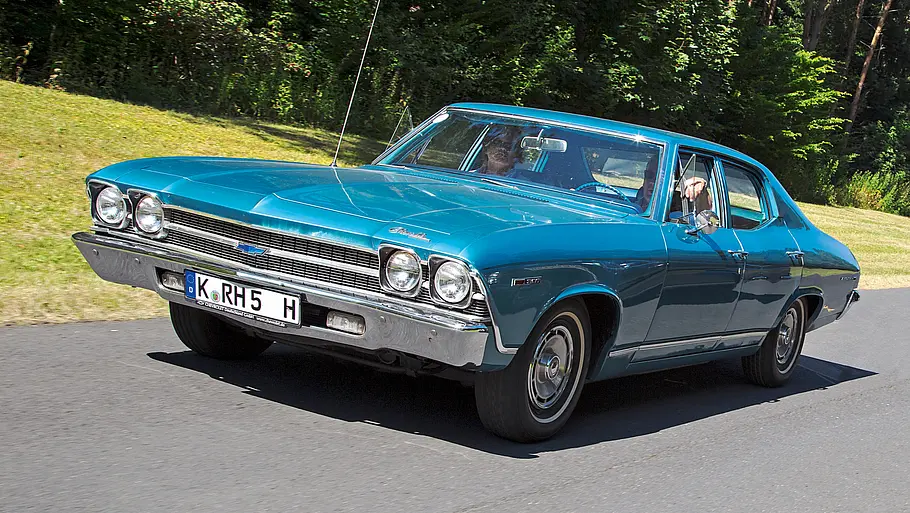 Chevrolet Chevelle fährt auf einer Landstraße, Ansicht von vorne links.