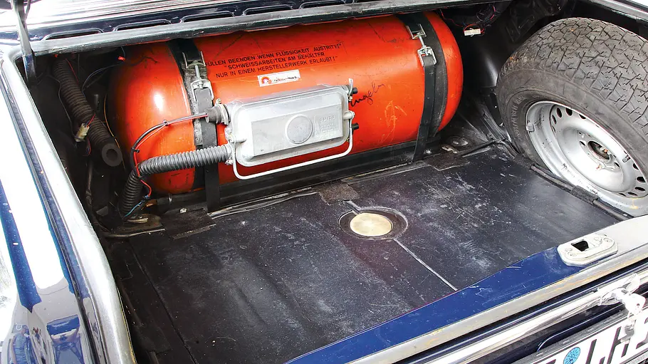 Kofferraum mit Gastank im Mercedes 300 SEL 3.5.