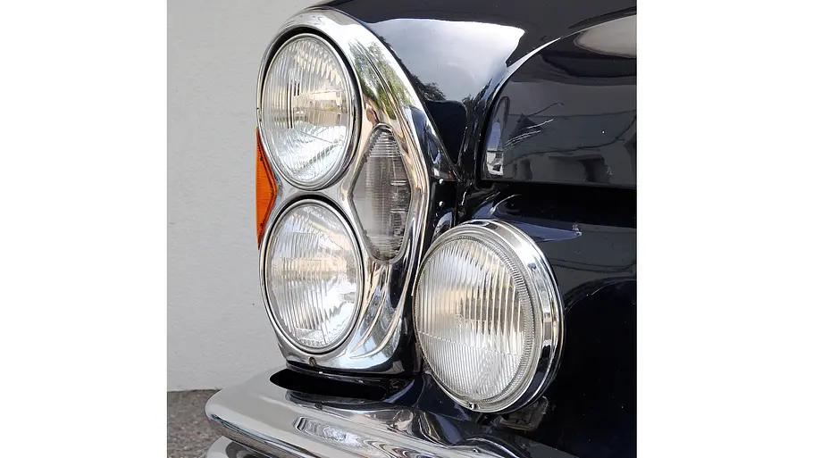 Detailansicht der Scheinwerfer vorne rechts des Mercedes 300 SEL 3.5.