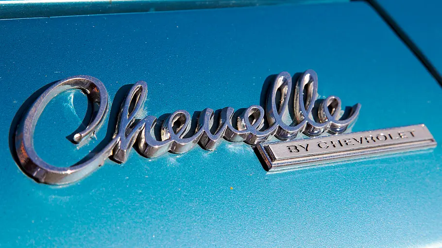 Chevelle-Embleme am Heck der Chevrolet Chevelle.