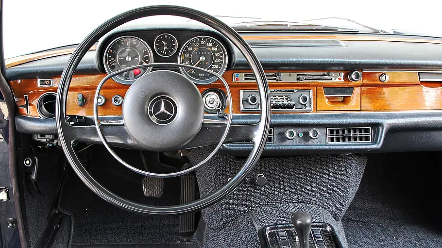 Cockpit des Mercedes 300 SEL 3.5.