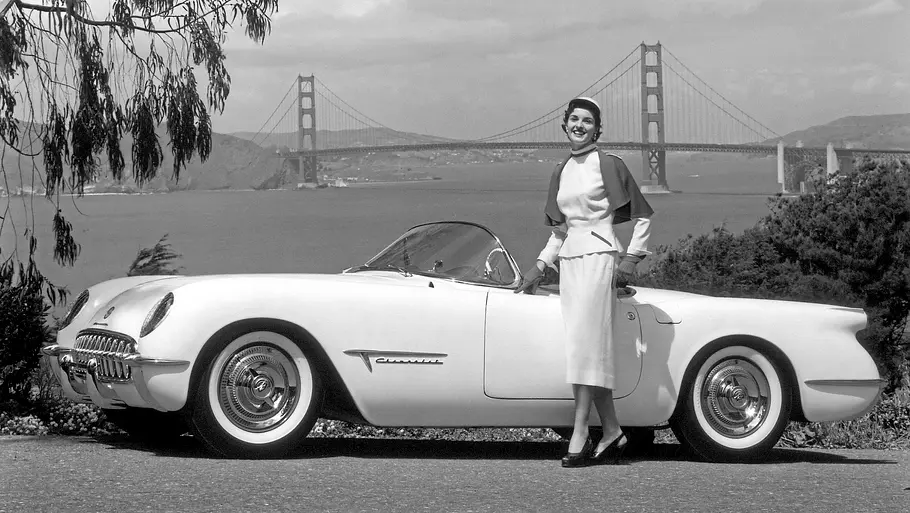 Chevrolet Corvette statisch von der Seite fotografiert. 