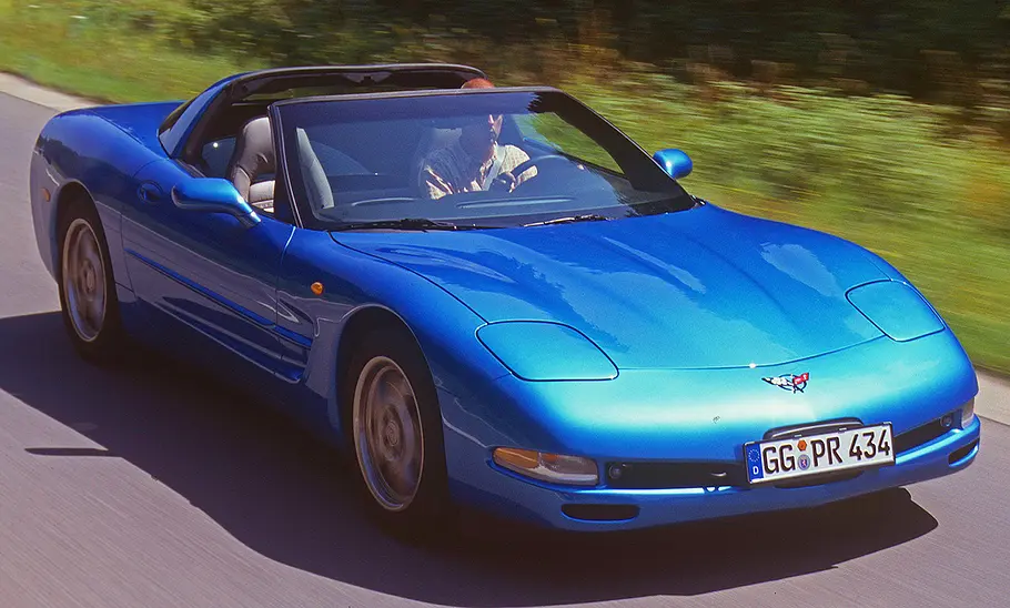 Die Chevrolet Corvette C5 fahrend von schräg vorne.