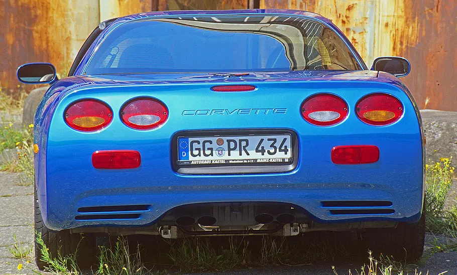 Die Chevrolet Corvette C5 stehend von hinten.