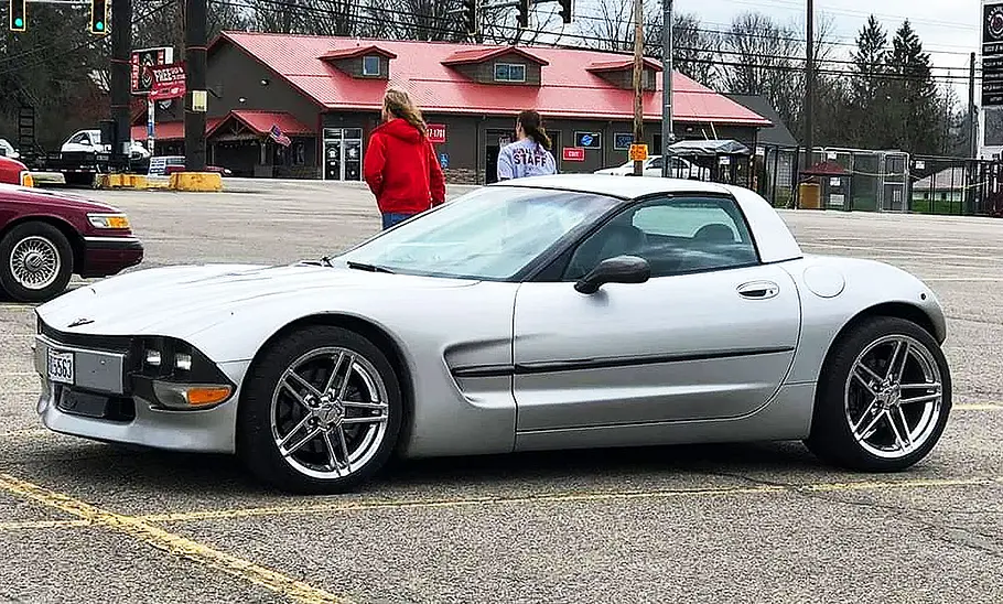 Corvette C5 Corvettini Blick von schräg vorne auf die Corvette C5 Corvettini.