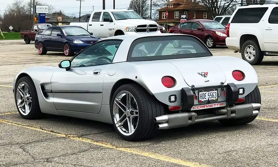 Corvette C5 Corvettini Blick von schräg hinten auf die Corvette C5 Corvettini.