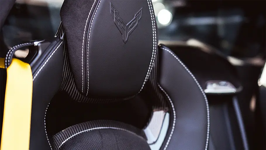 Blick auf den Vordersitz im Innenraum der Chevrolet Corvette C8 E-Ray.