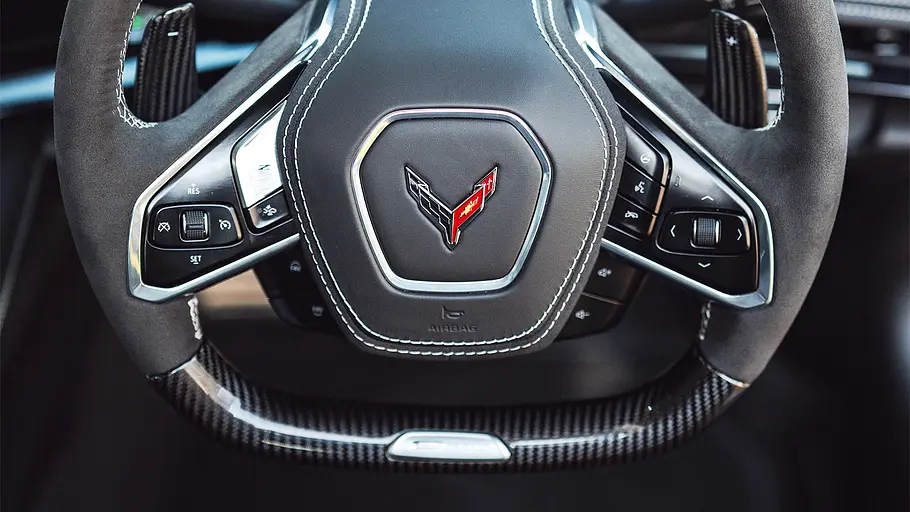Blick auf das Lenkrad im Innenraum der Chevrolet Corvette C8 E-Ray.