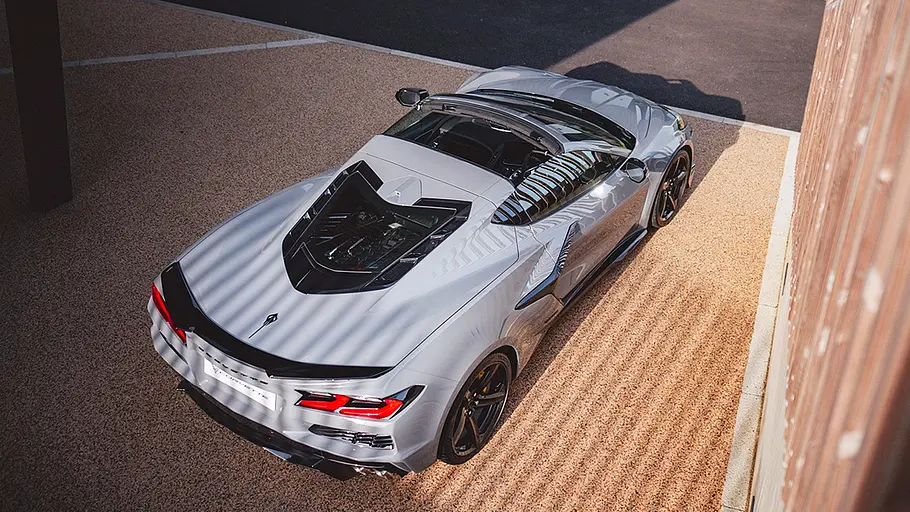 Blick von schräg hinten auf die Chevrolet Corvette C8 E-Ray.