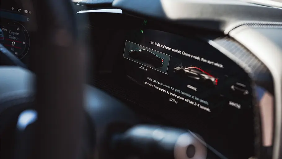 Blick auf die Armaturen im Innenraum der Chevrolet Corvette C8 E-Ray.
