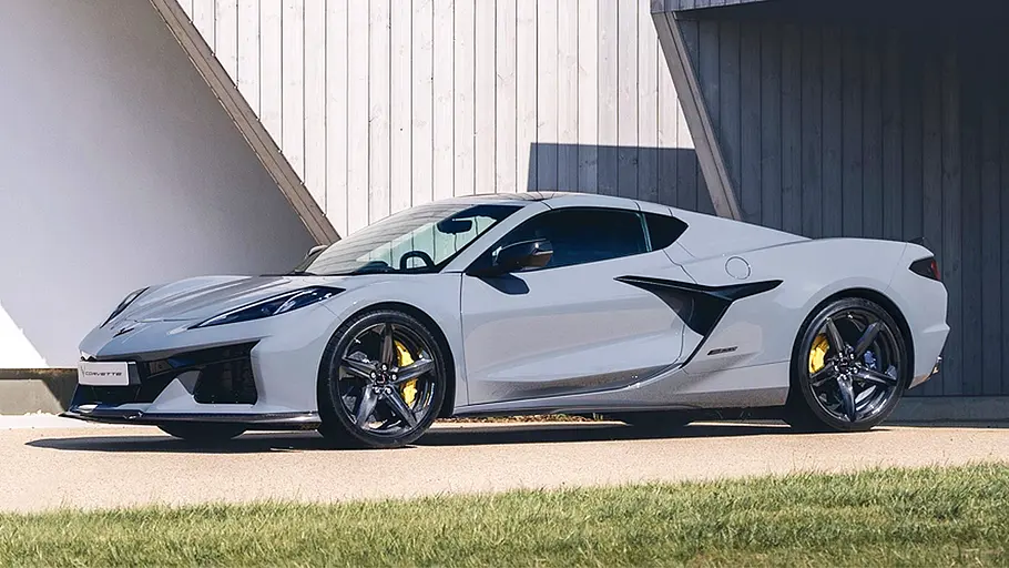 Blick von der Seite auf die Chevrolet Corvette C8 E-Ray.