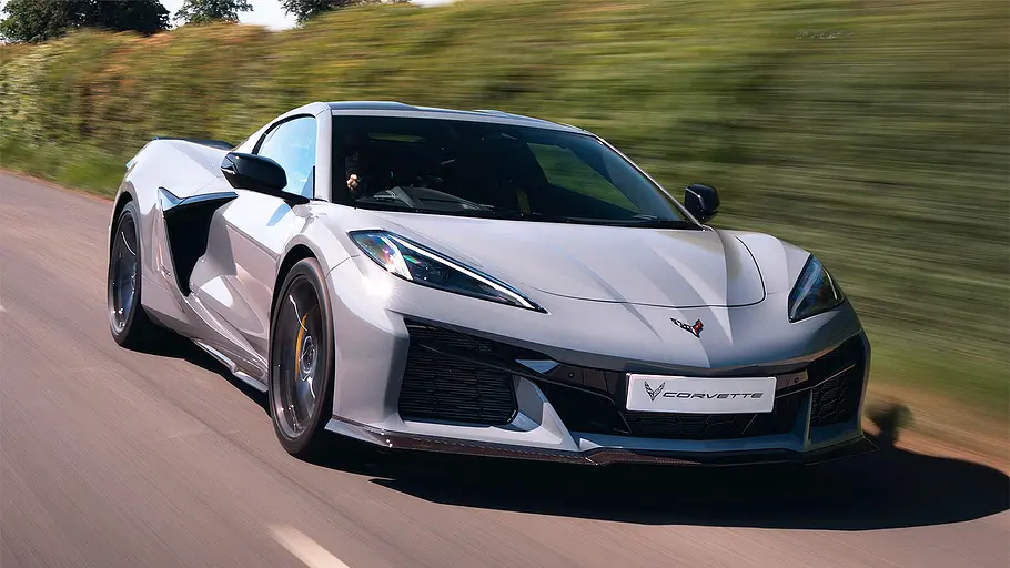 Blick von schräg vorne auf die fahrende Chevrolet Corvette C8 E-Ray.
