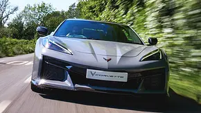 Blick von vorne auf die fahrende Chevrolet Corvette C8 E-Ray. - Foto: CAR