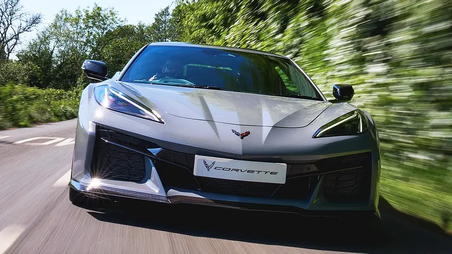 Blick von vorne auf die fahrende Chevrolet Corvette C8 E-Ray.