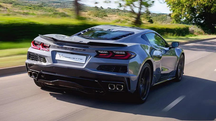 Blick von schräg hinten auf die fahrende Chevrolet Corvette C8 E-Ray.