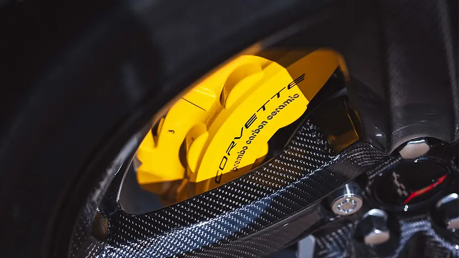 Blick auf die Bremsanlage hinter den Carbonfelgen der Chevrolet Corvette C8 E-Ray.