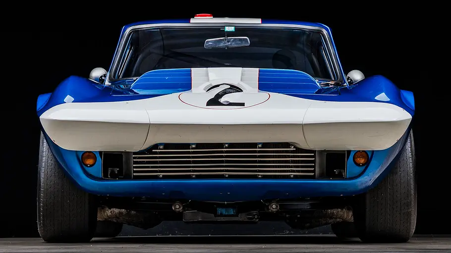 Die Chevrolet Corvette Grand Sport stehend von vorne.