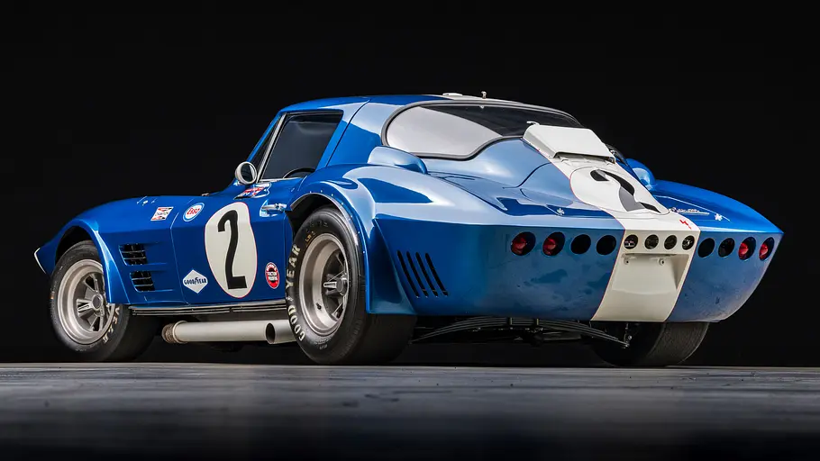 Die Chevrolet Corvette Grand Sport stehend von schräg hinten.