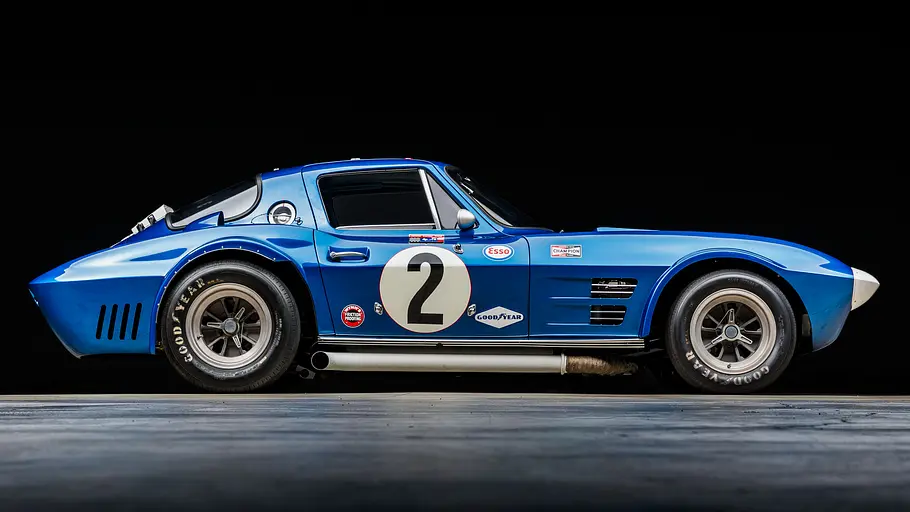 Die Chevrolet Corvette Grand Sport stehend seitlich.