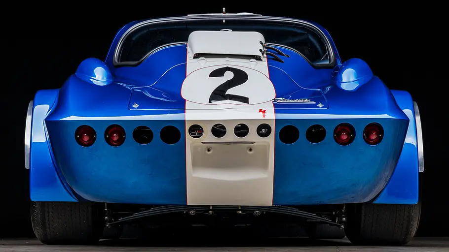 Die Chevrolet Corvette Grand Sport stehend von hinten.