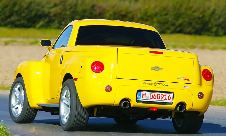 Der Chevrolet SSR fahrend von schräg hinten fotografiert.