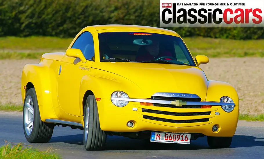 Der Chevrolet SSR fahrend von schräg vorne fotografiert.