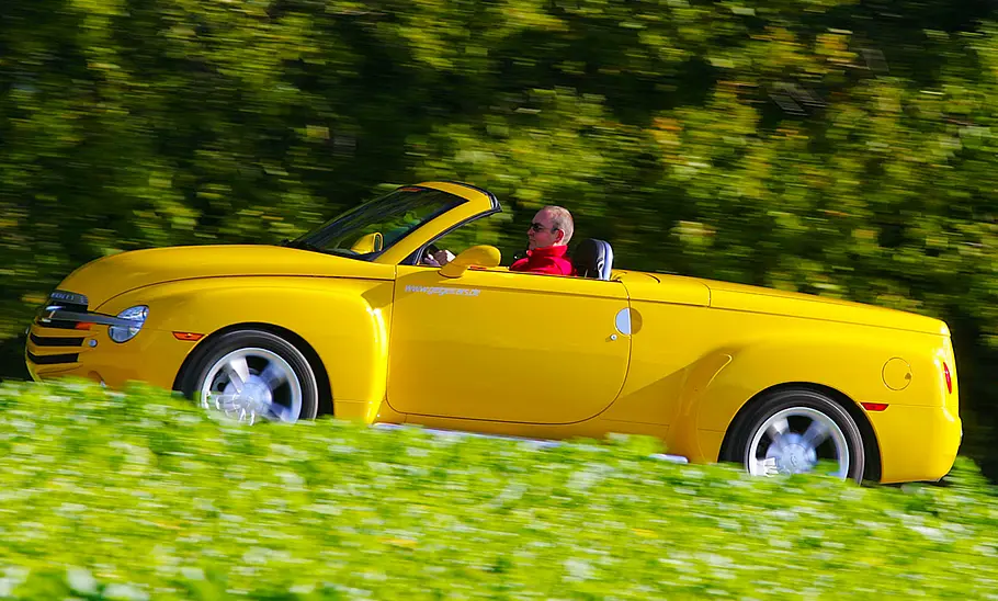 Der Chevrolet SSR fahrend von der Seite fotografiert.