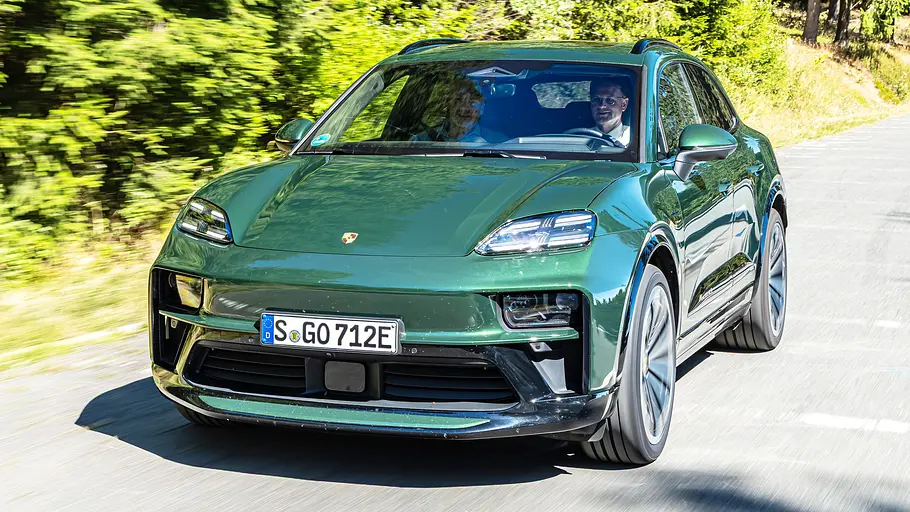 Porsche Macan 4S mit Christian Mühlhäuser, Vice President Bridgestone Central Europe, am Steuer. Die fahrdynamische Außenaufnahme zeigt Christian Mühlhäuser, Vice President Bridgestone Central Europe, am Steuer eines Porsche Macan 4S während des Interviews mit der AUTO ZEITUNG..