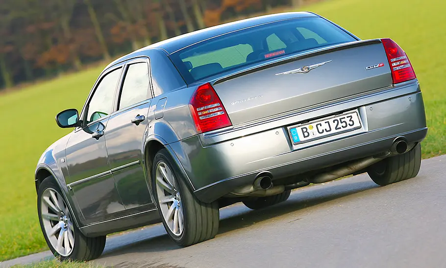 Der Chrysler 300C SRT8 fahrend von hinten fotografiert.