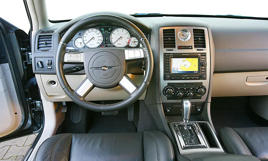 Das Cockpit des Chrysler 300C SRT8.