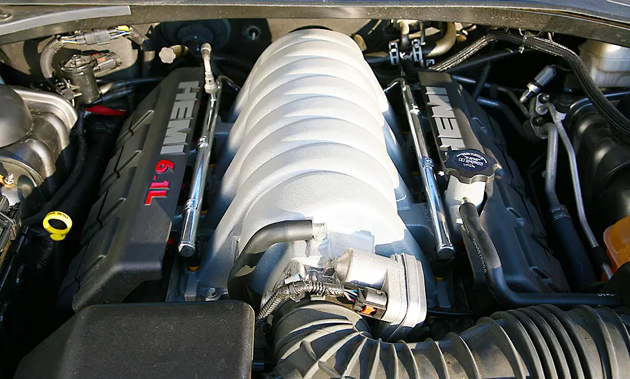 Der Motor des Chrysler 300C SRT8.