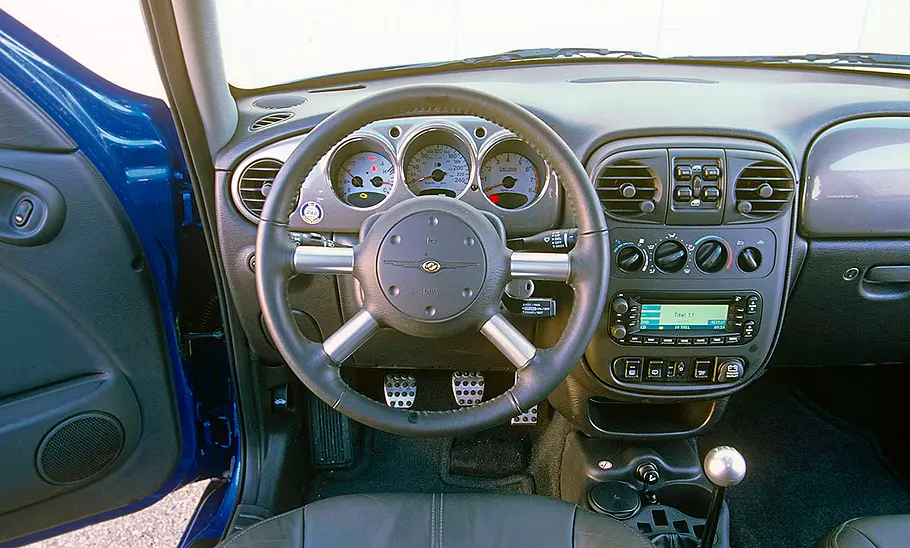 Das Cockpit des Chrysler PT Cruiser GT 2.4 Turbo.