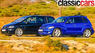 Der Opel Zafira A OPC und Chrysler PT Cruiser GT 2.4 Turbo fahrend von der Seite fotografiert. - Foto: Bernd Ebener