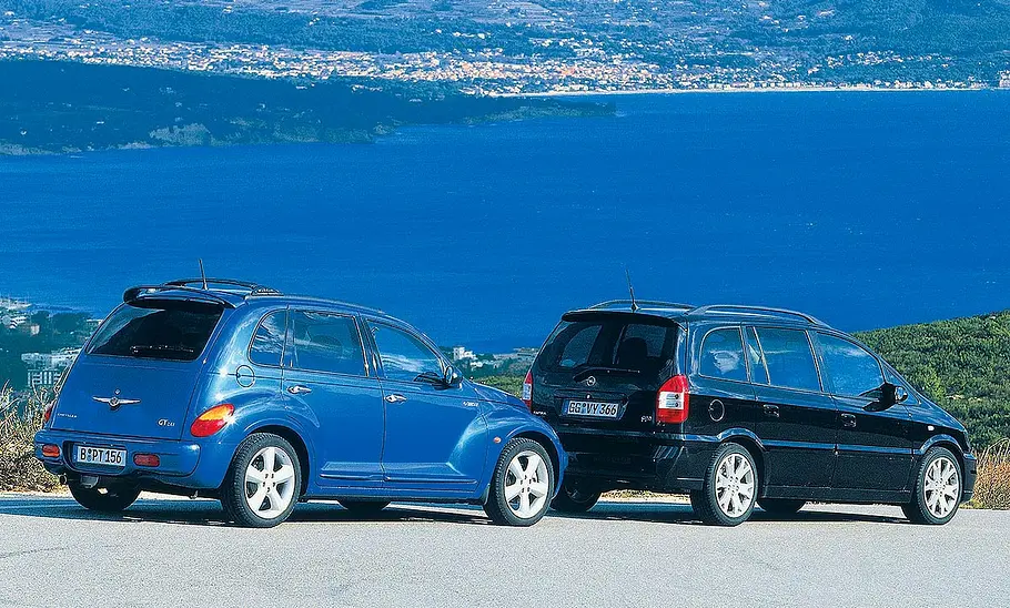 Chrysler PT Cruiser GT 2.4 Turbo steht hinter dem Opel Zafira A OPC, statisch von schräg hinten fotografiert.