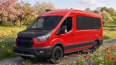 Die Außenaufnahme zeigt den Campervan Ciclope Mencia 420 auf einem Feldweg. - Foto: Ciclope Die Außenaufnahme zeigt den Campervan Ciclope Mencia 420 auf einem Feldweg. - Foto: Ciclope