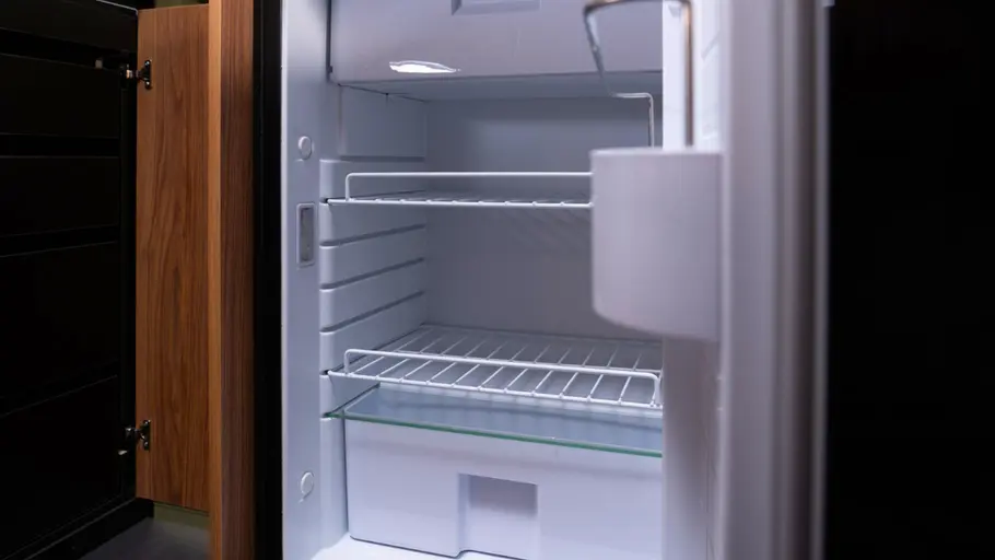 Die Innenaufnahme zeigt den Kühlschrank des Ciclope Mencia 420.