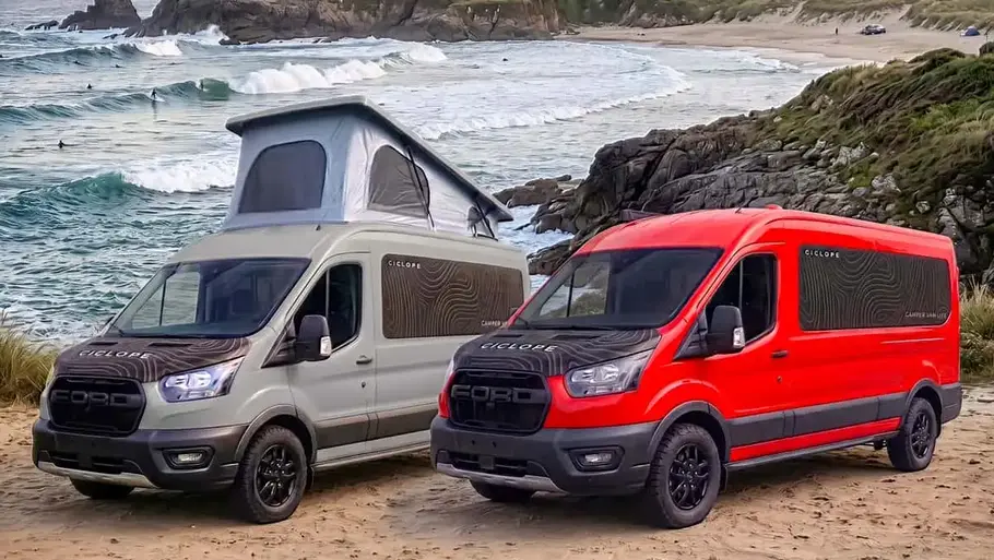 Campervan Ciclope Mencia 420 und 420e (li.) mit aufgestelltem Aufstellfdach.