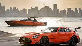 Der automobile Pate ist der Mercedes-AMG GT Black Series, dahinter steht das passende Boot. - Foto: Mercedes-AMG