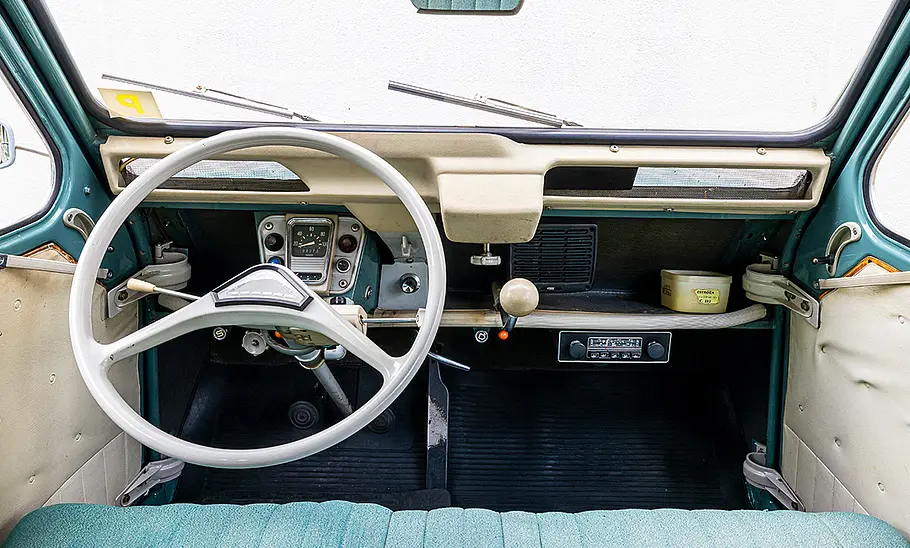 Das Cockpit des Citroën 2CV.