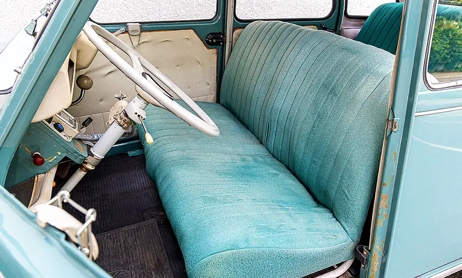 Die vordere Sitzbank im Citroën 2CV.