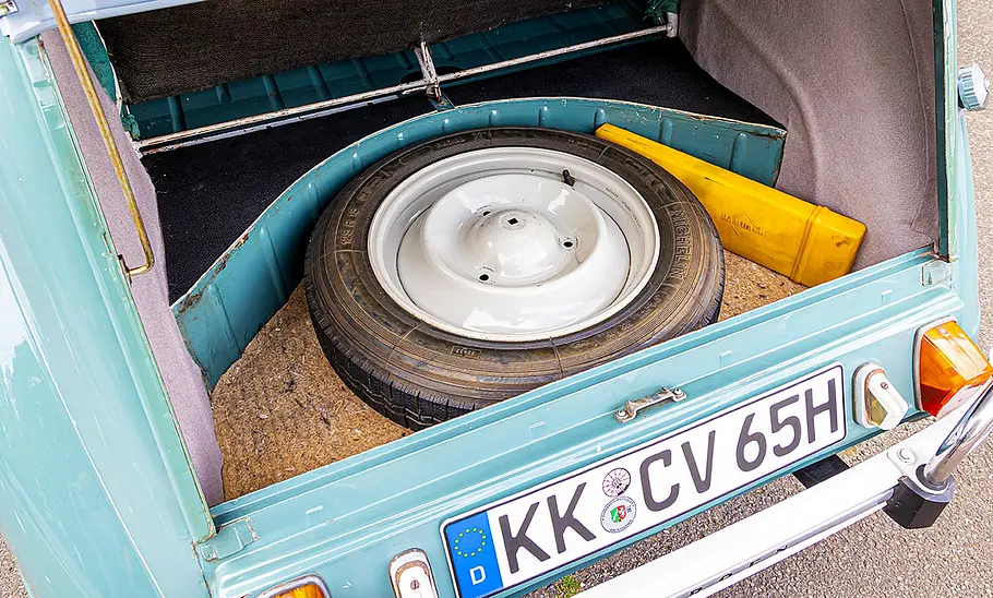 Das Reserverad im Kofferraum des Citroën 2CV.