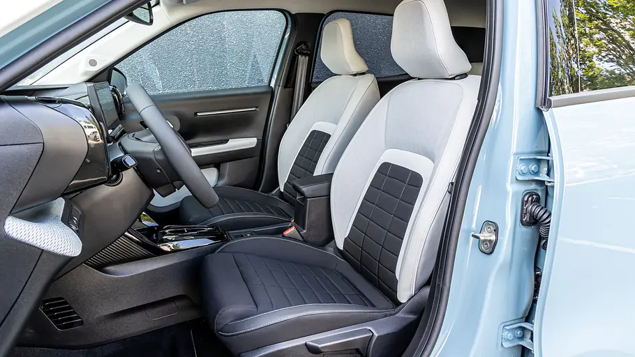 Blick durch die geöffnete Fahrertüre auf die Vordersitze des Citroën C3.