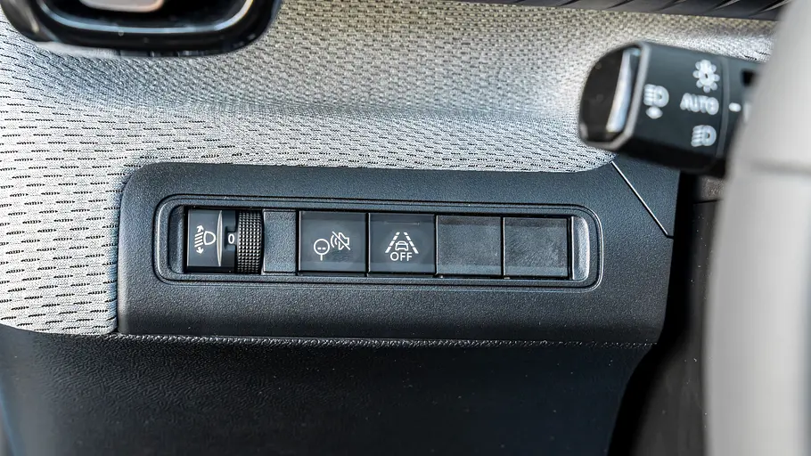 Die Knopfleiste links unter dem Lenkrad des Citroën C3.