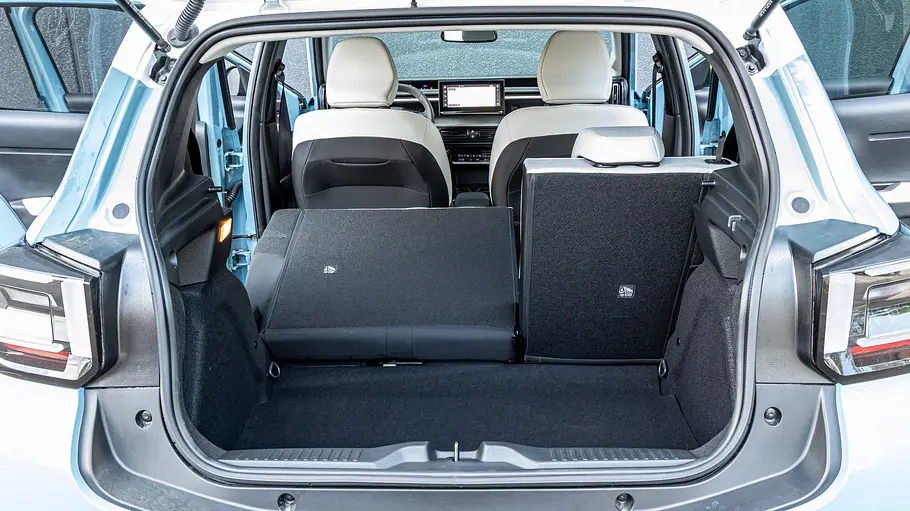 Blick durch die geöffnete Heckklappe in den Kofferraum des Citroën C3 mit im Verhältnis 60:40 umgeklappter Rückbank.