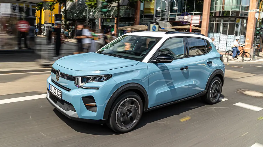 Der Citroën C3 fahrend von schräg vorne links.