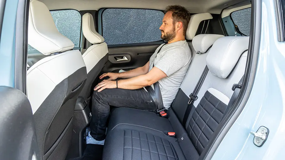 Eine Person sitzt auf der Rückbank des Citroën C3.