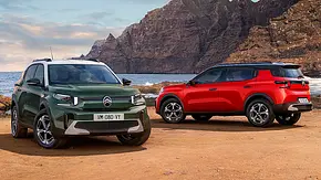 Der Citroën C3 Aircross (2024); stehend, links der Verbrenner, rechts das Elektroauto. - Foto: Citroën